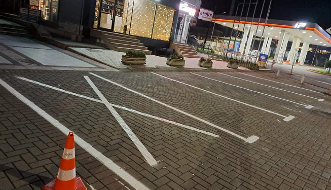 Suhareka i shenjëzon parkingjet në qytet