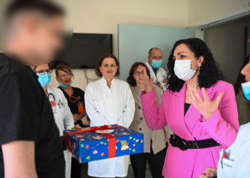 Osmani viziton fëmijët në Klinikën e Onkologjisë