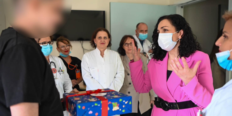 Osmani viziton fëmijët në Klinikën e Onkologjisë