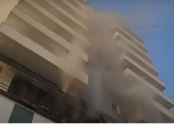 Përfshihet nga flakët një qendër tregtare në Lushnjë, njerëz të bllokuar brenda