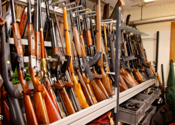 Aktakuzë ndaj 6 personave për shitblerje të armëve, iu gjetën 20 AK-47