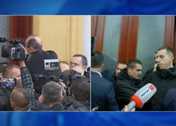 Deputetët e përjashtuar tentojnë të hyjnë me forcë në Kuvendin e Shqipërisë