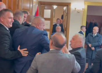 Deputetët e opozitës përplasen me Gardën, kundërshtojnë kontrollet