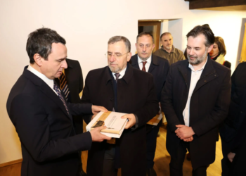 Tërnava, Kurti e Çeku vizituan Xhaminë e Novobërdës