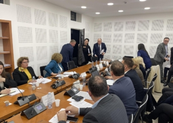 Opozita e lëshon mbledhjen e Komisionit, përplasen me ministren Hajdari