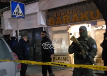 Policia e hap me forcë një derë afër argjendarisë në Prishtinë ku po kryhet bastisje