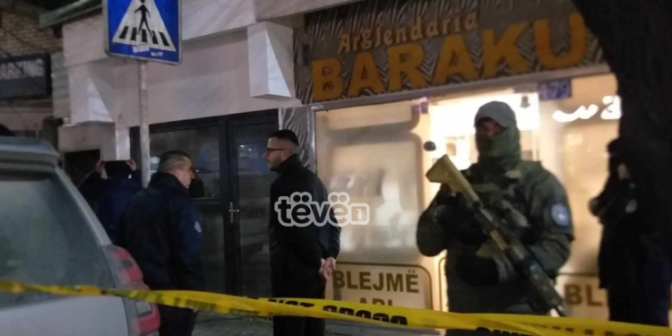 Policia e hap me forcë një derë afër argjendarisë në Prishtinë ku po kryhet bastisje