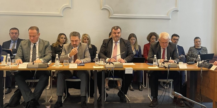 Sveçla njofton për sulmimin e një polici: Gjendja në veri është përmirësuar dukshëm