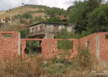 Dëmtohet një shtëpi në veri, vendosen mesazhe me shkronja cirilike