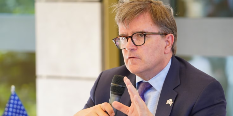 O’Brien: SHBA-ja pret që qeveria e re në Beograd t’i përmbahet marrëveshjes me Kosovën