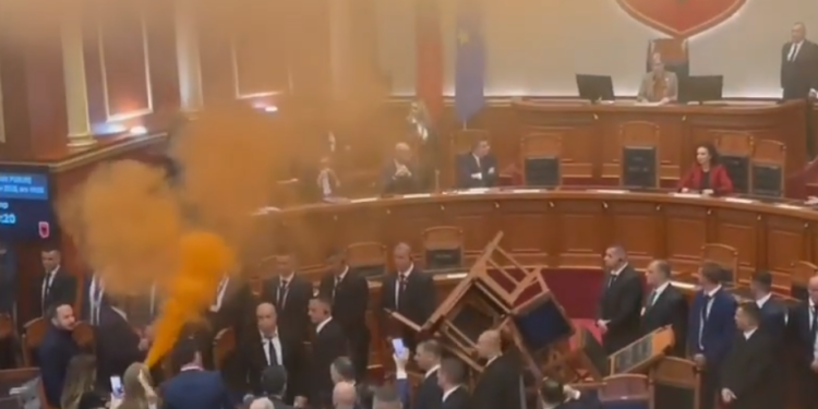 Tensionohet situata në Kuvendin e Shqipërisë, mbyllet seanca