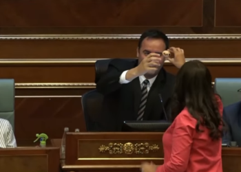 Ndodhitë e politikanëve, të qeshurat dhe ironitë mes vete