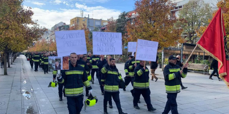Zjarrfikësit protestojnë sot para Qeverisë