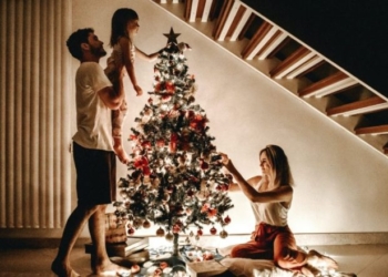 Si të dekoroni pemën e Krishtlindjeve