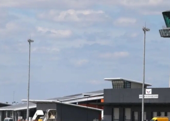 Franca ndalon një fluturim, dyshohet se avioni transportonte viktima të trafikimit njerëzor