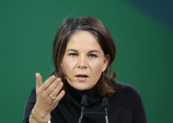 Baerbock mesazh Serbisë: Nuk mund të ulesh në dy karrige