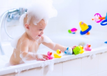 Shkencëtarët kanë studiuar dëmin e lodrave të fëmijëve të cilat i përdorin kur lahen