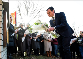 Kurti bëri homazhe te varret e Hyzri Talla, Afrim Maliqi dhe Ilir Durmishi