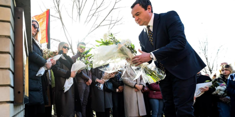 Kurti bëri homazhe te varret e Hyzri Talla, Afrim Maliqi dhe Ilir Durmishi