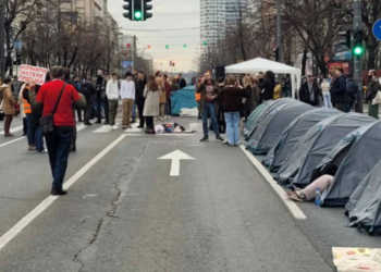 Protestat në Beograd, të rinjtë serbë kaluan natën në një kamp të improvizuar