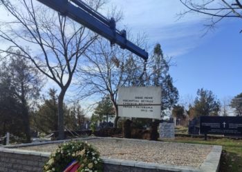 Rikthehet pllaka përkujtimore e ushtarëve serbë të rënë në Prishtinë gjatë Luftës së Parë Botërore