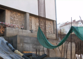 Familja Përvetica detyrohet të kthehet në shtëpinë e pabanueshme