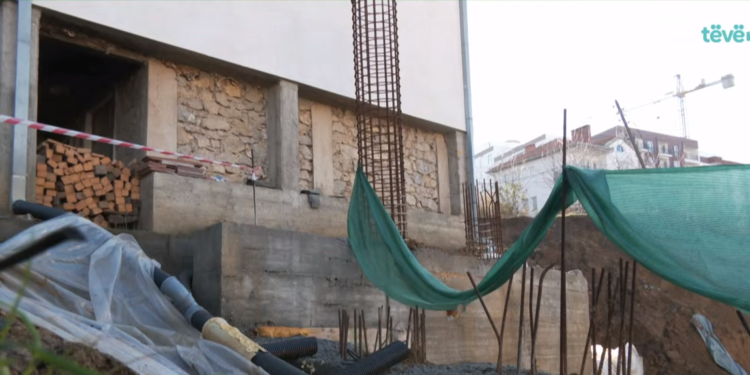 Familja Përvetica detyrohet të kthehet në shtëpinë e pabanueshme