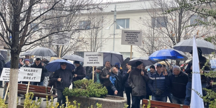 Protestojnë punëtorët e KEK-ut, kërkojnë rritje të pagave