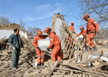 Dhjetëra njerëz ende të zhdukur nga tërmeti që la 137 të vdekur në Kinë