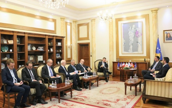 Konjufca takohet me ambasadorët e shteteve të QUINT-it