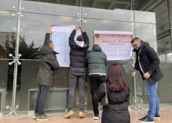 Studentët me aksion para MAShT-it