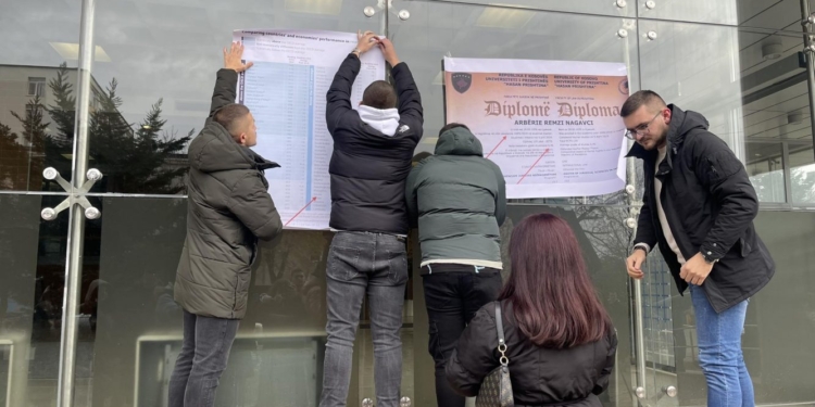 Studentët me aksion para MAShT-it