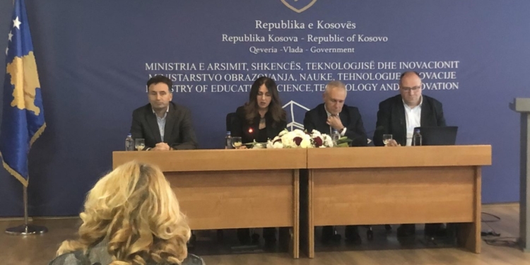 Rezultatet e testit PISA: Kosova pothuajse në fund për matematikë, shkencë e lexim
