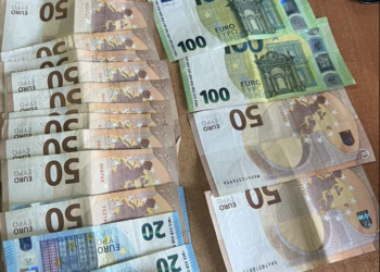 Gjetën portofolin me mbi 1 mijë euro, e dorëzojnë në Polici