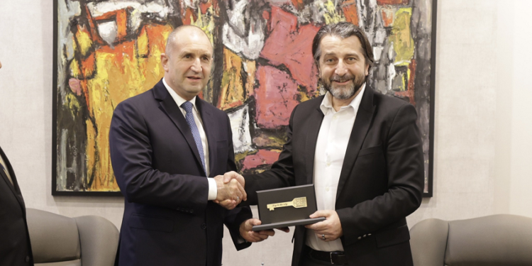 Rama e nderon Radevin me “Çelësin e Qytetit”