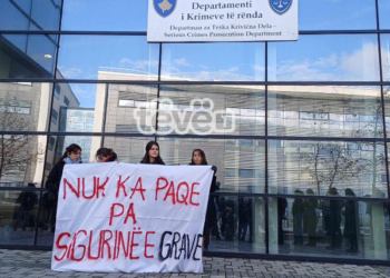 “Nuk ka paqe pa sigurinë e grave”, aksion simbolik para gjykatës për vrasjen e Liridona Murselit