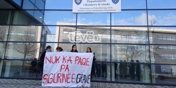 “Nuk ka paqe pa sigurinë e grave”, aksion simbolik para gjykatës për vrasjen e Liridona Murselit