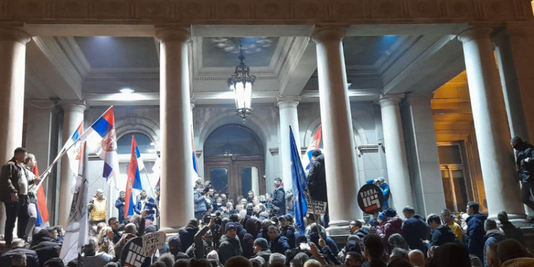 Thirrje për t’i mbështetur protestat e opozitës në Beograd