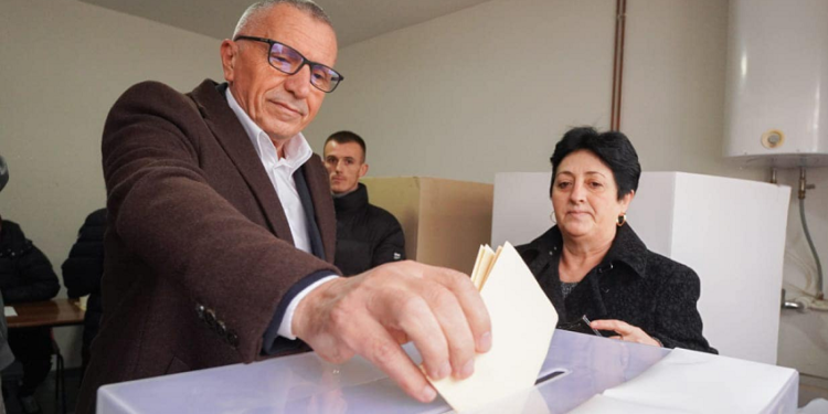 Kamberi: Kosova e Shqipëria s’kanë faj që shqiptarët po garojnë në zgjedhje me dy lista
