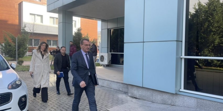 Sindikata e Policisë takohet me Sveçlën