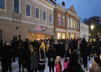 Qindra shqiptarë e suedezë kanë bërë homazhe para kafiterisë ku ka punuar Liridona