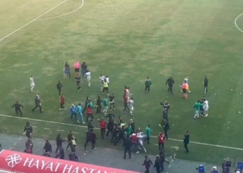 ‘Shpërthen’ dhuna mes futbollistëve në Turqi, gjyqtari jep gjashtë karton të kuq