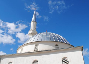 Vodhën makinën e barit në xhami, arrestohen dy persona