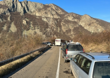 Serbët e Kosovës nisen në Serbi për të votuar, krijohen kolona të gjata në pikat kufitare