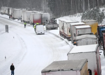 Stuhi bore dhe temperatura -43 °C, 1000 automjete bllokohen në autostradën e ngrirë në Suedi