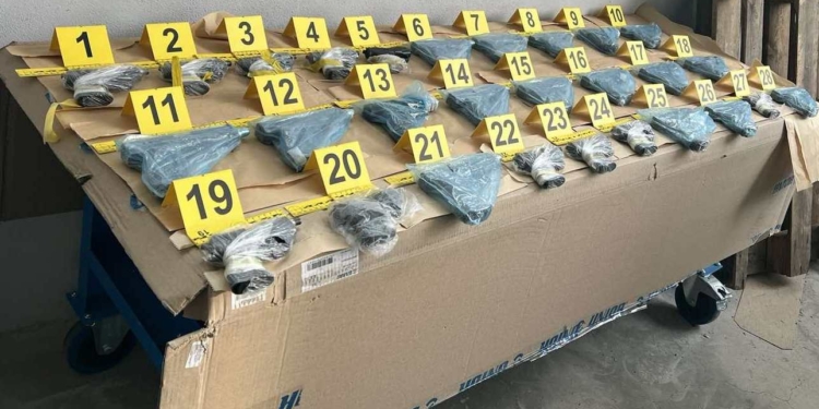 Dogana e Serbisë publikon pamjet e armatimit që pretendohet se është gjetur në një veturë me targa RKS në Merdarë