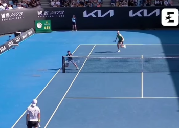 Djaloshi kap topin ende pa rënë në fushë – fansat shokohen nga gjyqtarja dhe tenisti