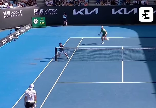 Djaloshi kap topin ende pa rënë në fushë – fansat shokohen nga gjyqtarja dhe tenisti