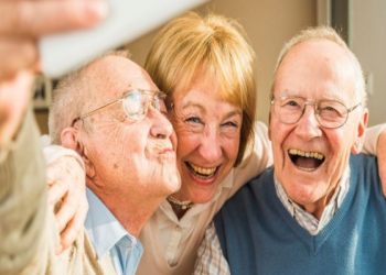 ​A na bën vërtet plakja më të mençur?