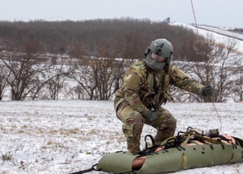 Ushtarët e KFOR-it i trajnojnë anëtarët e Shoqatës së Kërkimit dhe Shpëtimit